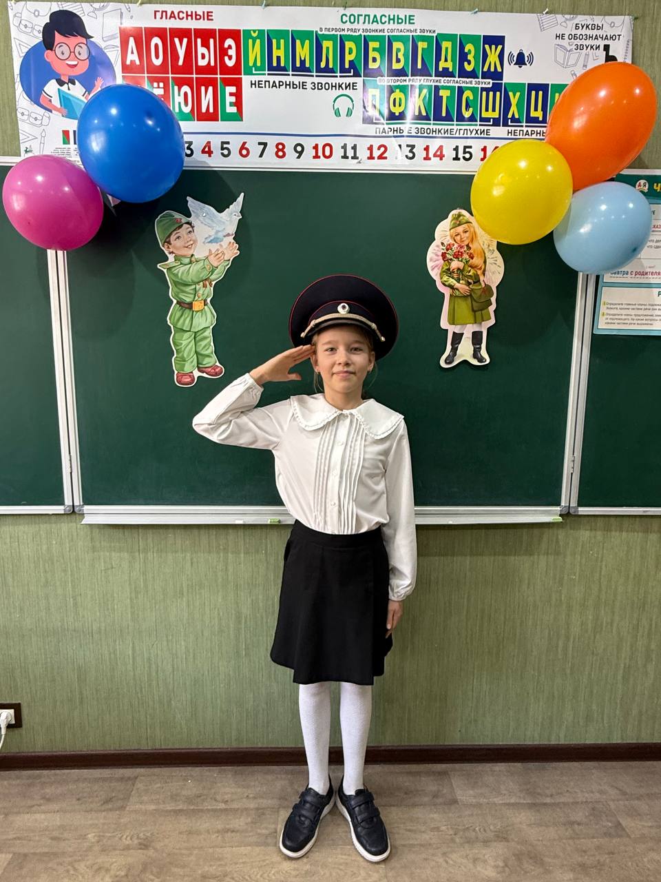 Ученица отдаёт честь ко Дню Победы